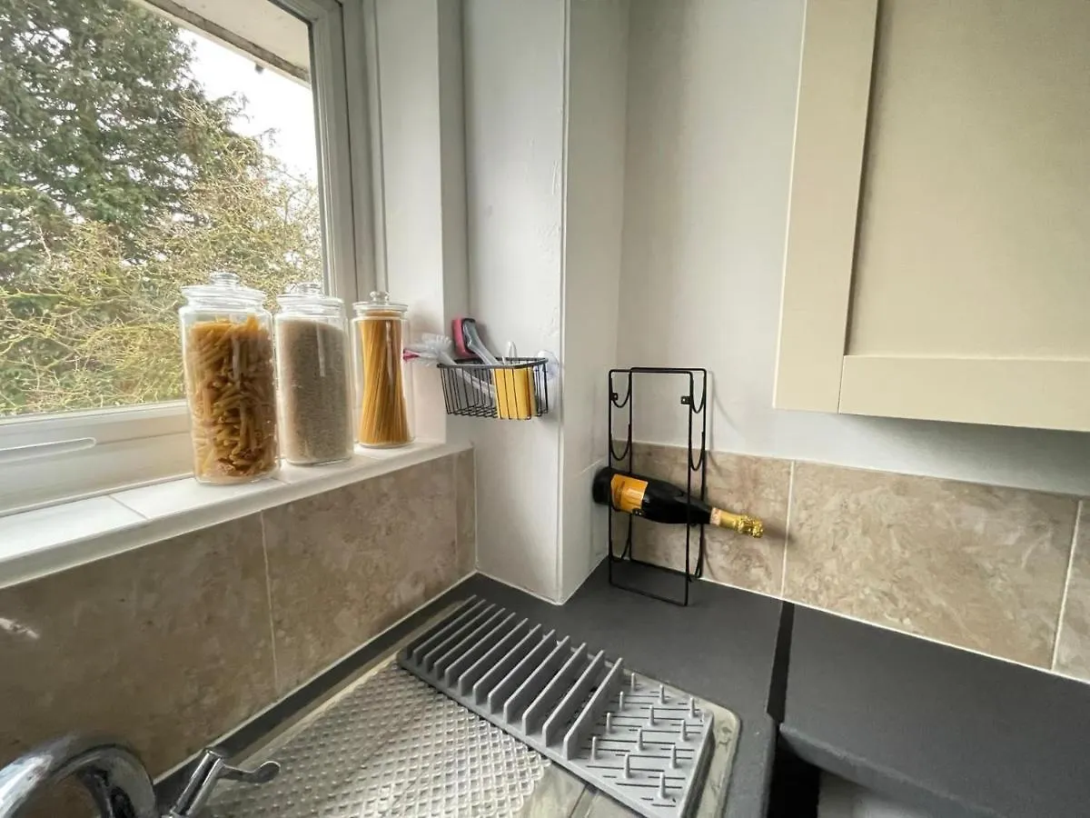 Lovely 1 Bed Home Near Hospital, With Parking & Garden Work Contractor Leisure, Sapphire CBG