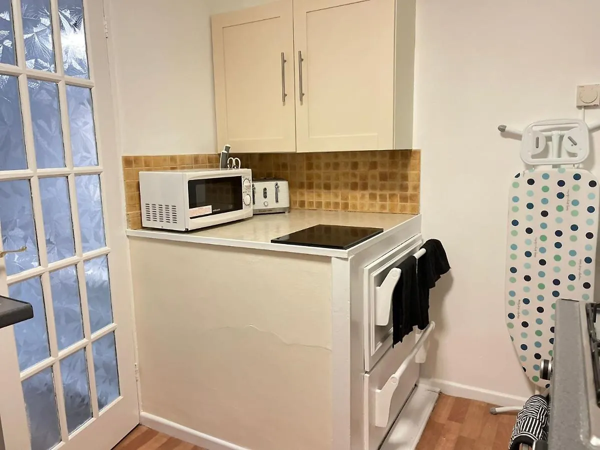 Lovely 1 Bed Home Near Hospital, With Parking & Garden Work Contractor Leisure, Sapphire CBG Semesterbostad