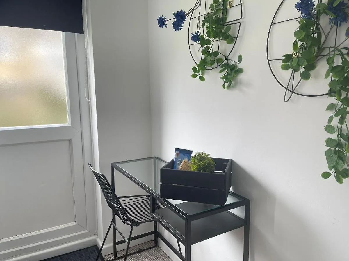 Lovely 1 Bed Home Near Hospital, With Parking & Garden Work Contractor Leisure, Sapphire CBG