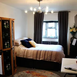 En-suite Studio Room, Free Parking, Short & Long For Work Or Leisure Apartment