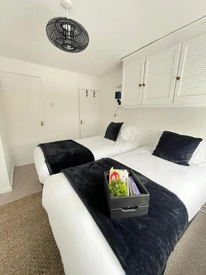 Lovely 1 Bed Home Near Hospital, With Parking & Garden Work Contractor Leisure, Sapphire Cambridge Reino Unido