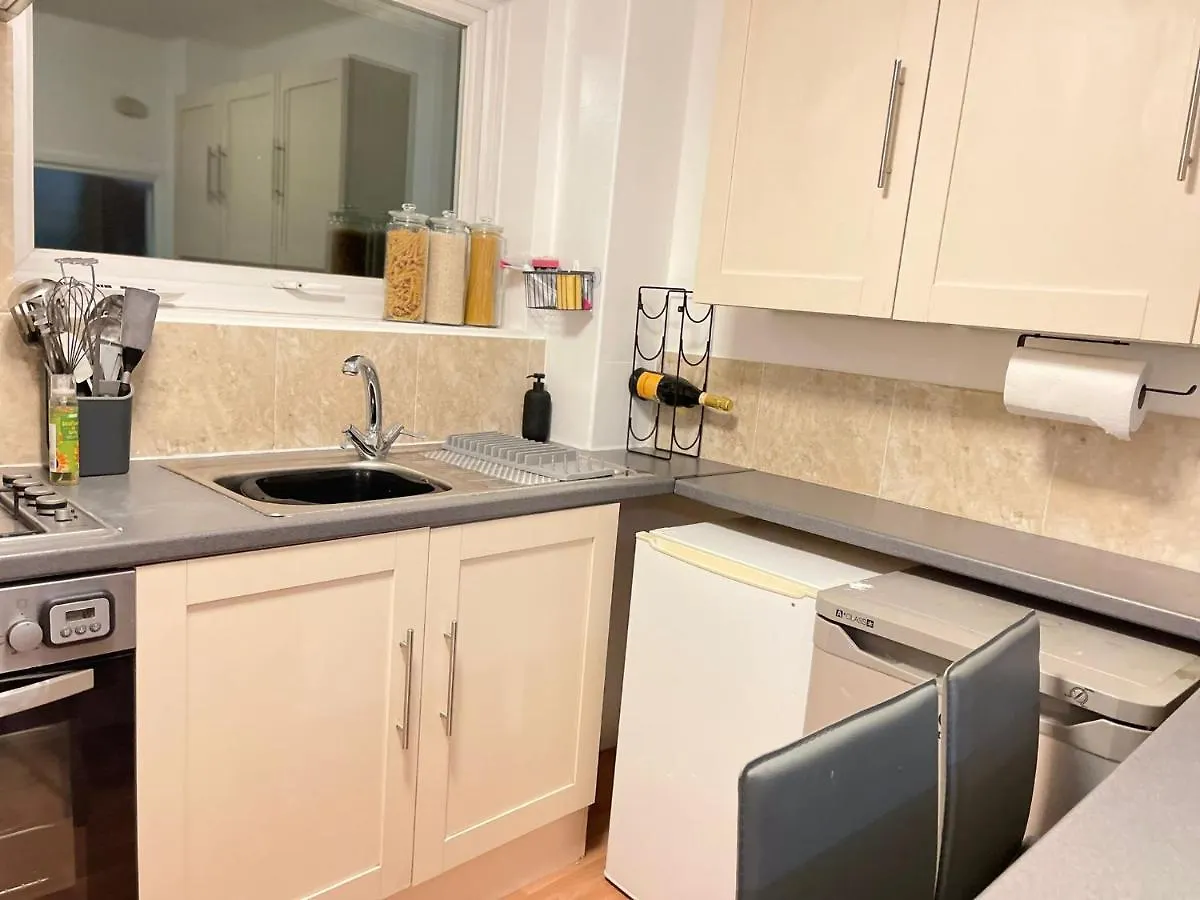 Lovely 1 Bed Home Near Hospital, With Parking & Garden Work Contractor Leisure, Sapphire Cambridge 0*,  Reino Unido