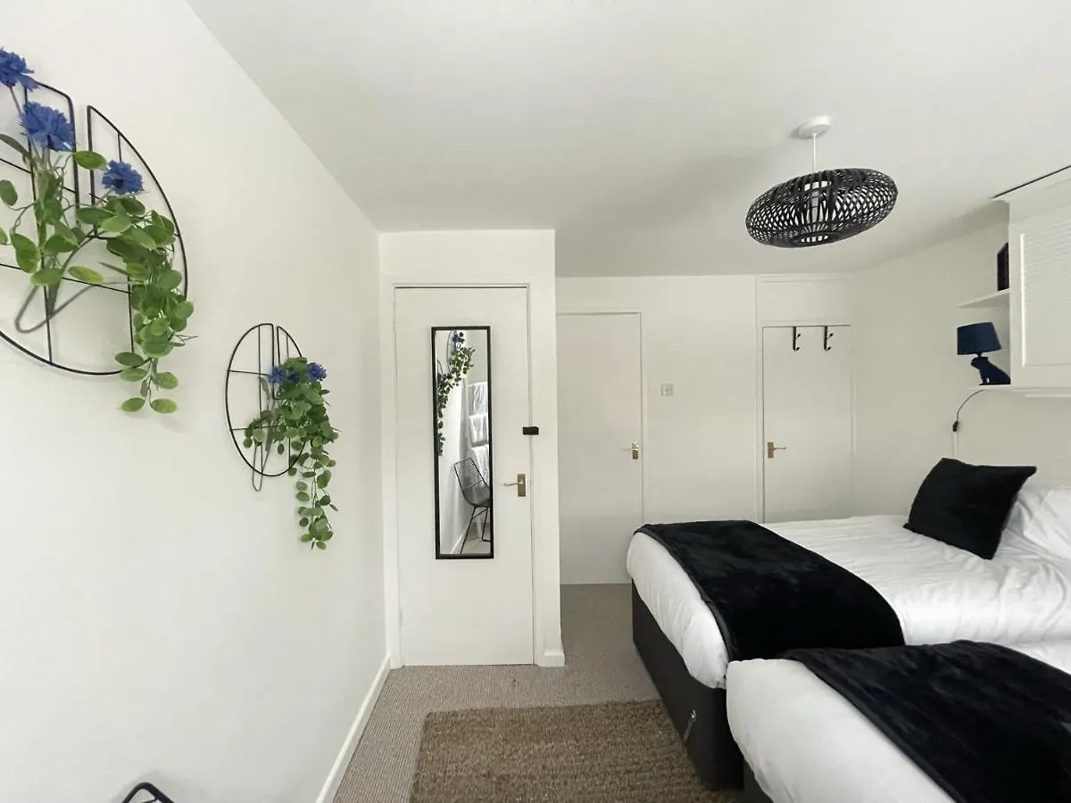 Lovely 1 Bed Home Near Hospital, With Parking & Garden Work Contractor Leisure, Sapphire Cambridge 0*,