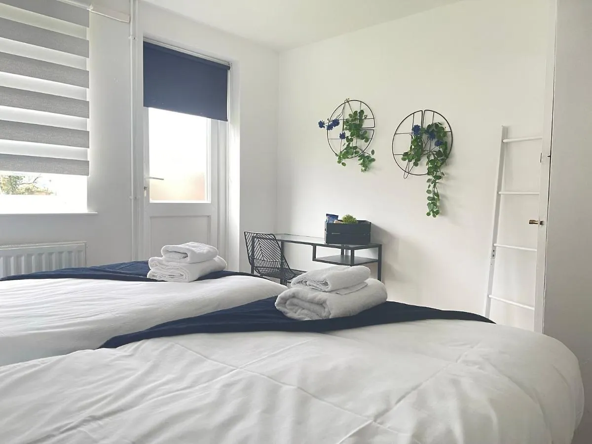 Lovely 1 Bed Home Near Hospital, With Parking & Garden Work Contractor Leisure, Sapphire Cambridge  United Kingdom