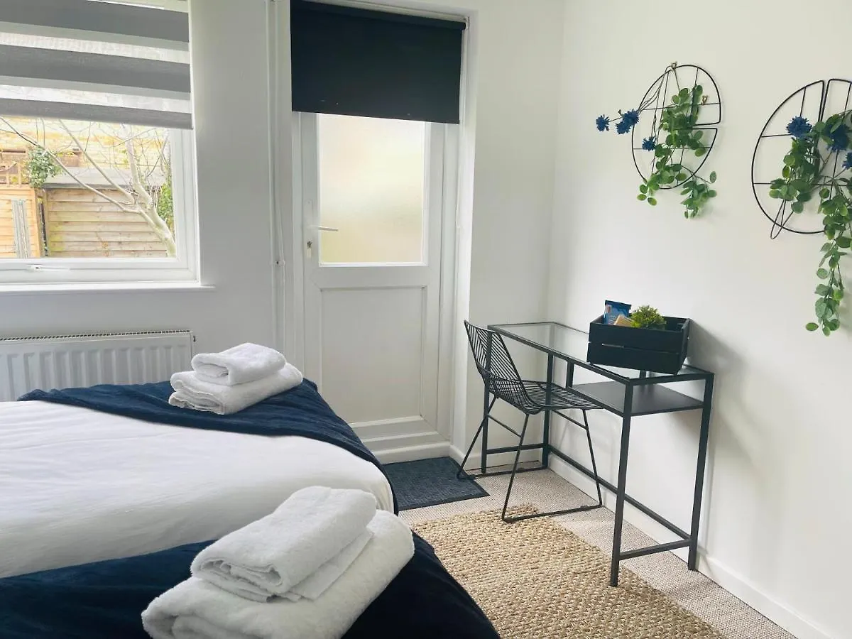 Lovely 1 Bed Home Near Hospital, With Parking & Garden Work Contractor Leisure, Sapphire Cambridge  0*, Cambridge (Cambridgeshire) United Kingdom